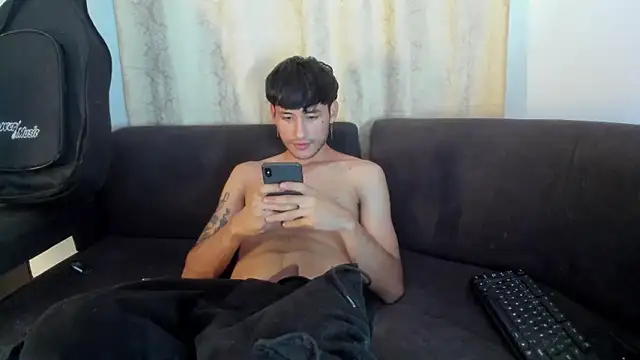 Snapshot of Henrikk_senn chatting on 10.15.25 Henrikk senn online show from 10.15.25