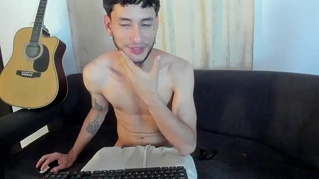 Snapshot of Henrikk_senn chatting on 11.02.25 Henrikk senn online show from 11.02.25