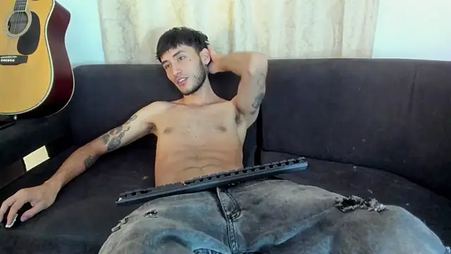 Snapshot of Henrikk_senn chatting on 11.08.25 Henrikk senn online show from 11.08.25