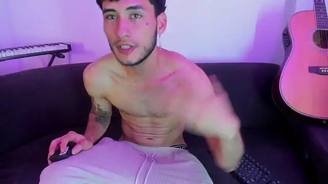 Snapshot of Henrikk_senn chatting on 11.11.25 Henrikk senn online show from 11.11.25