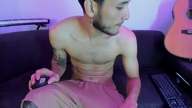 Snapshot of Henrikk_senn chatting on 11.11.25 Henrikk senn online show from 11.11.25