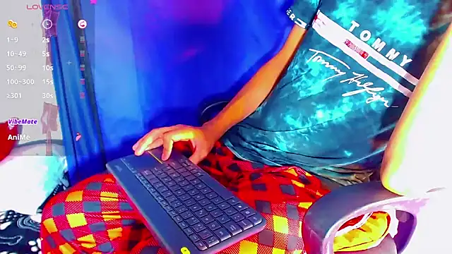 Snapshot of nicol_gill_ chatting on 12.16.24 nicol gill online show from 12.16.24