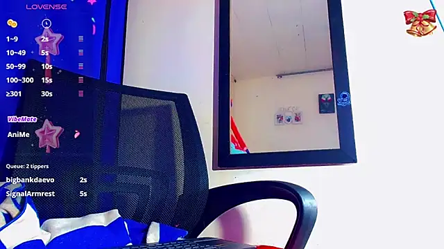 Snapshot of nicol_gill_ chatting on 12.18.24 nicol gill online show from 12.18.24