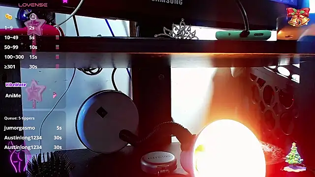 Snapshot of nicol_gill_ chatting on 12.20.24 nicol gill online show from 12.20.24