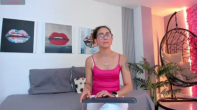 Snapshot of Angela_donnato chatting on 02.07.25 Angela donnato online show from 02.07.25