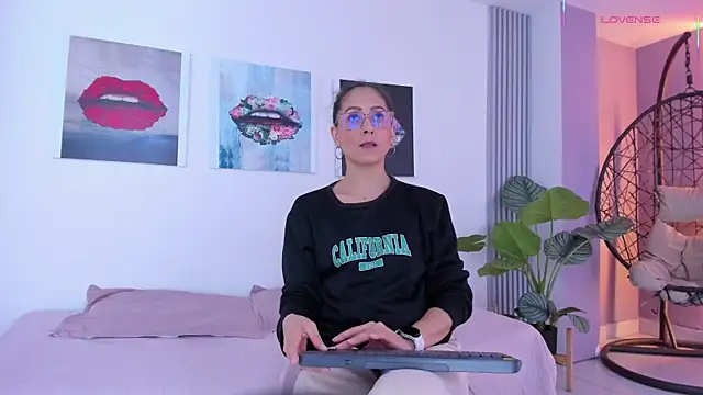 Snapshot of Angela_donnato chatting on 10.11.25 Angela donnato online show from 10.11.25