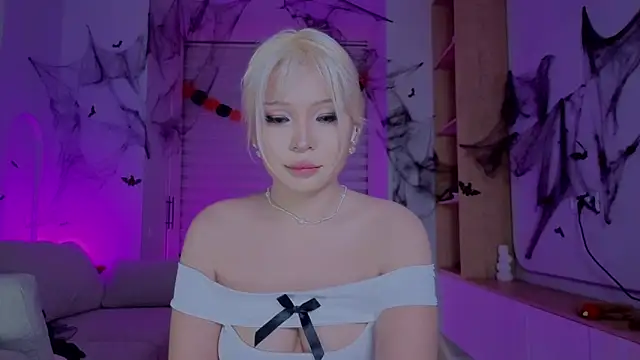 Snapshot of RileyMee chatting on 10.26.25 RileyMee online show from 10.26.25