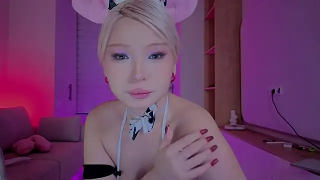 Snapshot of RileyMee chatting on 11.01.25 RileyMee online show from 11.01.25