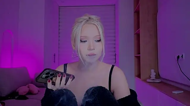 Snapshot of RileyMee chatting on 11.04.25 RileyMee online show from 11.04.25