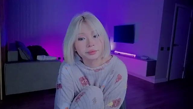 Snapshot of RileyMee chatting on 11.10.25 RileyMee online show from 11.10.25