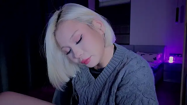 Snapshot of RileyMee chatting on 11.16.25 RileyMee online show from 11.16.25