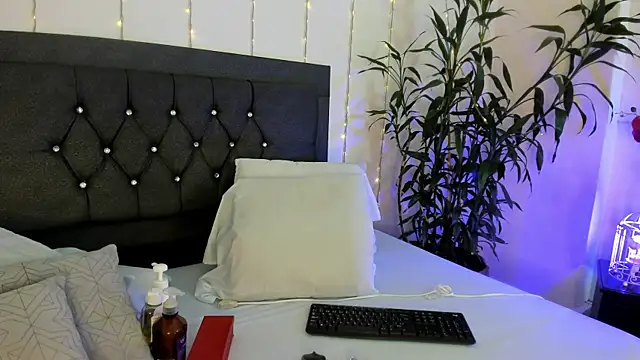 Snapshot of ebony_hot1 chatting on 12.10.24 ebony hot1 online show from 12.10.24