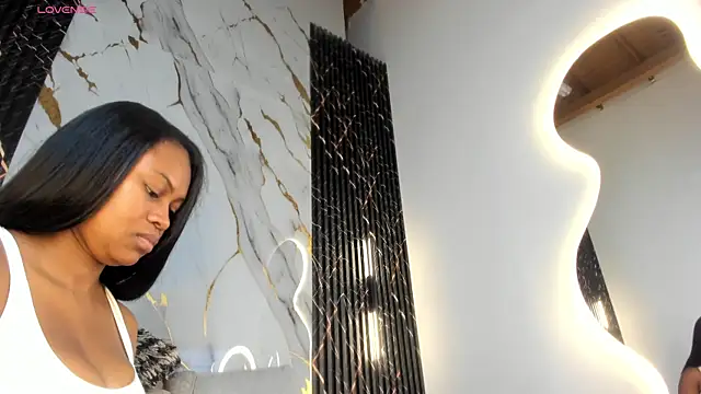 Snapshot of ebony_hot1 chatting on 11.04.25 ebony hot1 online show from 11.04.25