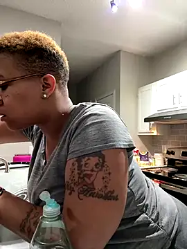 Snapshot of SexyHoneyRedd chatting on 12.01.24 SexyHoneyRedd online show from 12.01.24