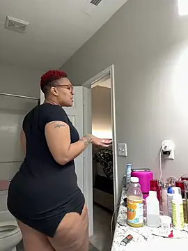 Snapshot of SexyHoneyRedd chatting on 12.22.24 SexyHoneyRedd online show from 12.22.24