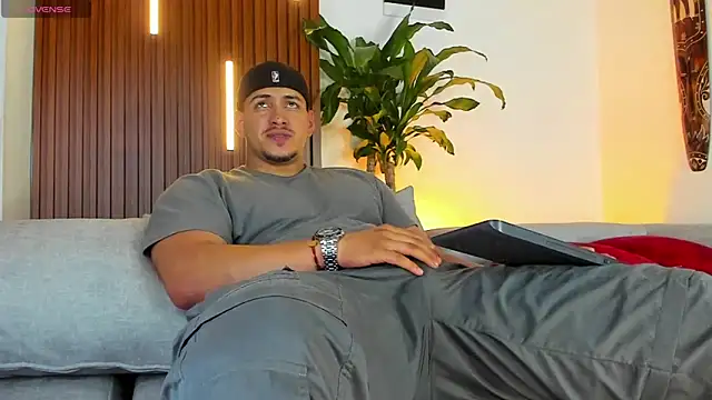 lucasanto  online show from 11.04.25