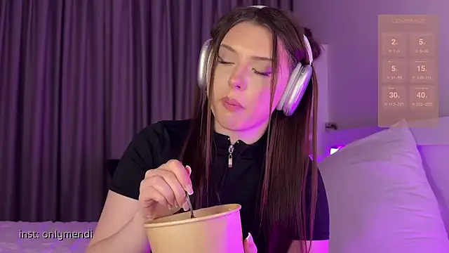 Snapshot of MENNDI chatting on 01.28.25 MENNDI online show from 01.28.25