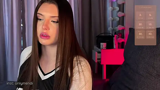 Snapshot of MENNDI chatting on 02.12.25 MENNDI online show from 02.12.25