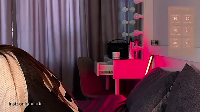 Snapshot of MENNDI chatting on 02.12.25 MENNDI online show from 02.12.25