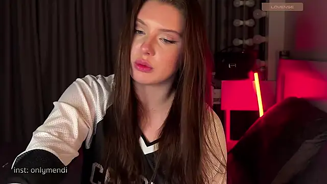 Snapshot of MENNDI chatting on 02.21.25 MENNDI online show from 02.21.25