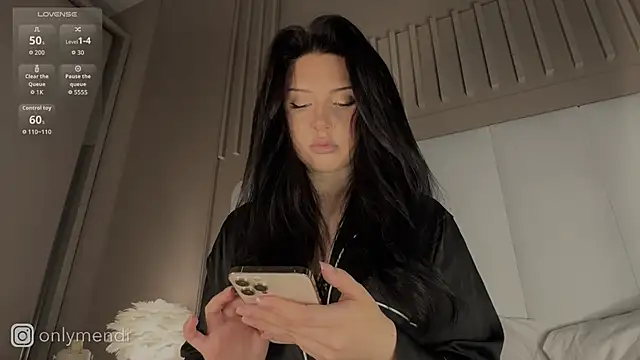 Snapshot of MENNDI chatting on 10.07.25 MENNDI online show from 10.07.25