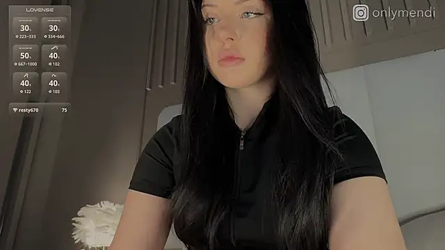 Snapshot of MENNDI chatting on 10.15.25 MENNDI online show from 10.15.25