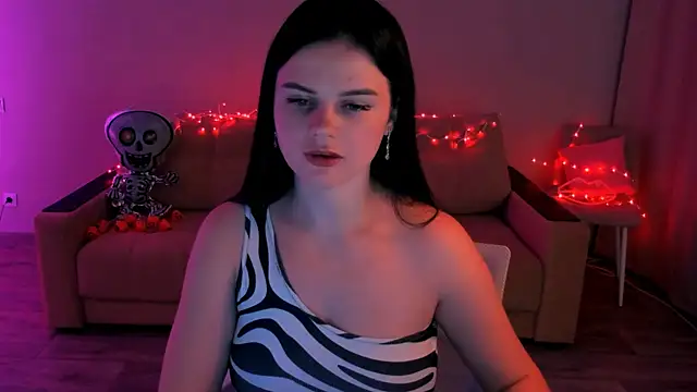 Lora Cain online show from 11.05.25