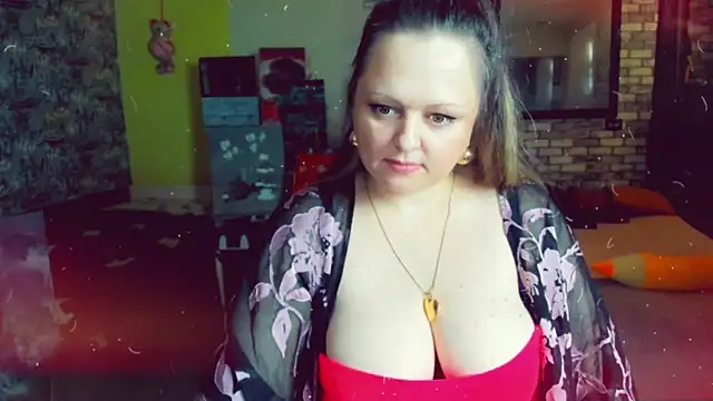 Snapshot of KlaraHoll chatting on 12.14.24 KlaraHoll online show from 12.14.24