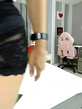 Julianewell online show from 11.15.25