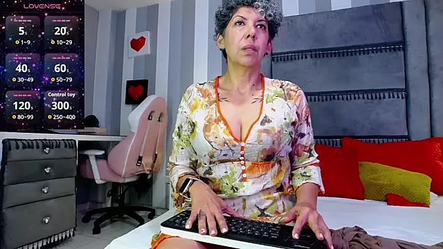 Julianewell online show from 05.06.26