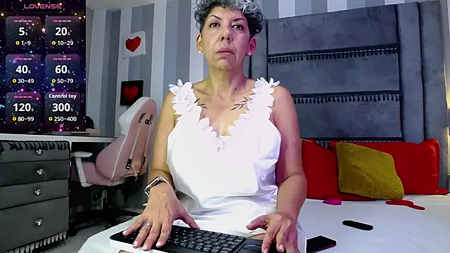 Julianewell online show from 05.08.26
