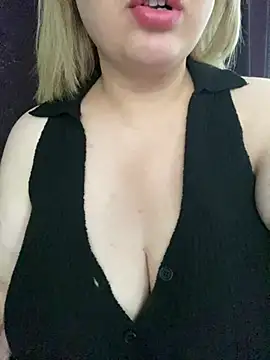 Snapshot of cansuozell chatting on 02.14.25 cansuozell online show from 02.14.25