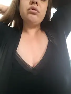 Snapshot of cansuozell chatting on 11.22.25 cansuozell online show from 11.22.25