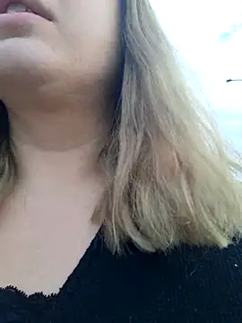 Snapshot of cansuozell chatting on 11.26.25 cansuozell online show from 11.26.25