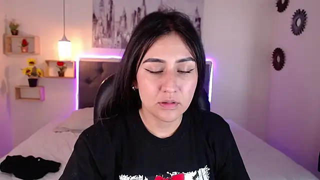 Snapshot of mia_aira chatting on 12.13.24 mia aira online show from 12.13.24