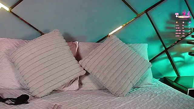 Snapshot of ammy_durand chatting on 11.24.25 ammy durand online show from 11.24.25