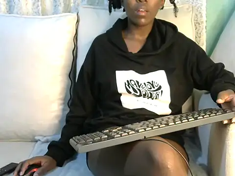 Snapshot of Caryyyl chatting on 11.08.25 Caryyyl online show from 11.08.25