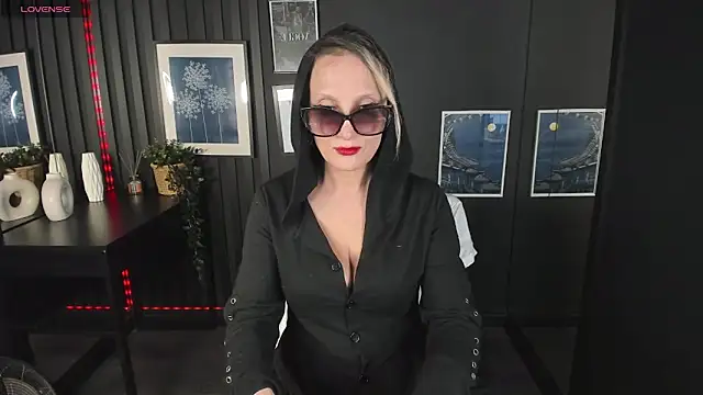 Queen Anna  online show from 01.24.25