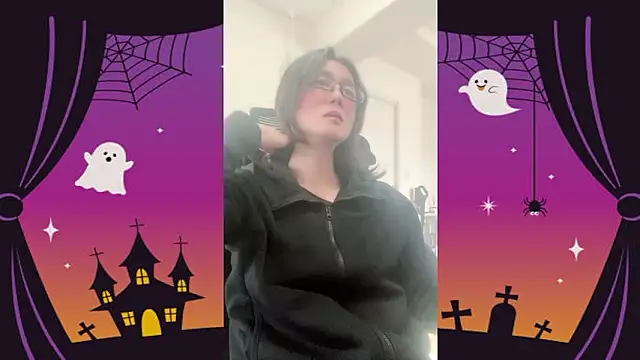 Snapshot of mel__mel chatting on 10.29.25 mel mel online show from 10.29.25