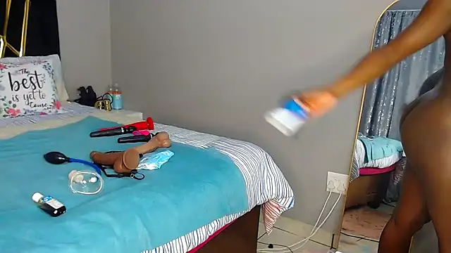 Snapshot of MissBigNipples chatting on 12.14.25 MissBigNipples online show from 12.14.25