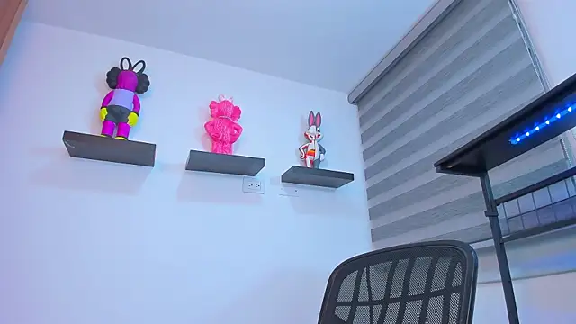 Gangster Girl online show from 11.04.25