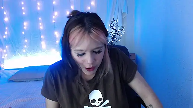 Snapshot of mixie_cute chatting on 12.04.24 mixie cute online show from 12.04.24