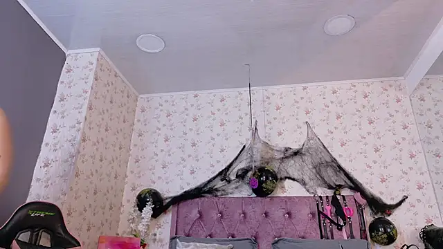 AvrillThomas online show from 10.28.25