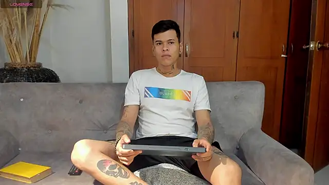 Snapshot of jamesinked_ chatting on 11.13.25 jamesinked online show from 11.13.25