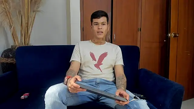 Snapshot of jamesinked_ chatting on 11.23.25 jamesinked online show from 11.23.25