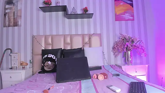 Snapshot of vayoleen chatting on 12.18.24 vayoleen online show from 12.18.24