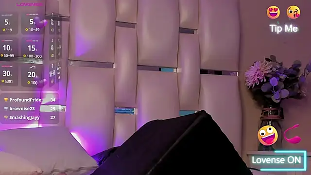 Snapshot of vayoleen chatting on 02.14.25 vayoleen online show from 02.14.25