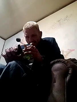 Snapshot of gettinit2wice chatting on 12.04.24 gettinit2wice online show from 12.04.24