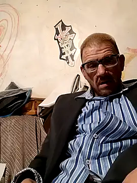 Snapshot of gettinit2wice chatting on 12.17.24 gettinit2wice online show from 12.17.24