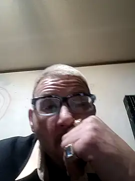 Snapshot of gettinit2wice chatting on 12.20.24 gettinit2wice online show from 12.20.24